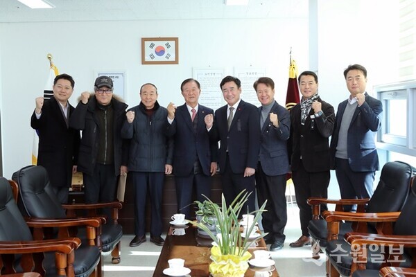 박명서 이천시의회 의장(왼쪽 네번째)이  2025년 새해를 맞아 원종성 대한노인회 이천시지회장(오른쪽 네번째)을 만나 관계자들과 기념촬영을 하고 있다. (사진=이천시의회)