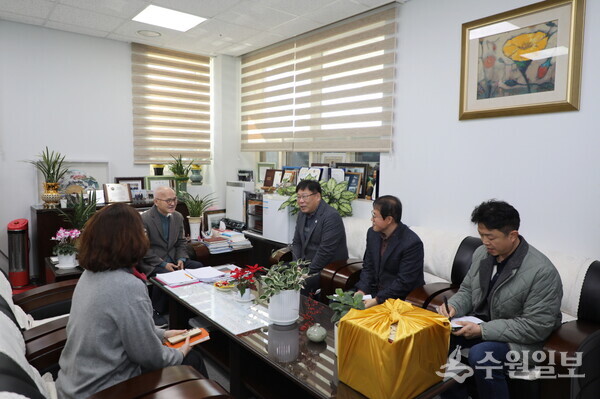 이상균 팔달구청장(가운데)이 2일 대한노인회 팔달구지회를 방문, 이병학 지회장(왼쪽 두번째)과 대화를 나누고 있다. (사진=팔달구)
