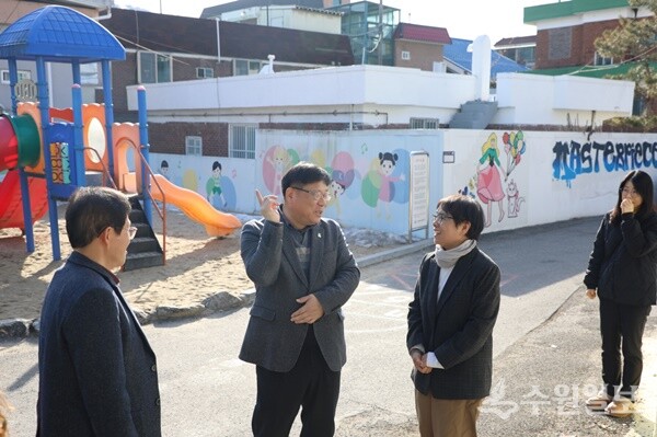 이상균 팔달구청장(왼쪽 두번째)이 아동복지시설인 동광원을 방문해 관계자들과 시설에 대한 지원방안을 논의하고 있다. (사진=팔달구)