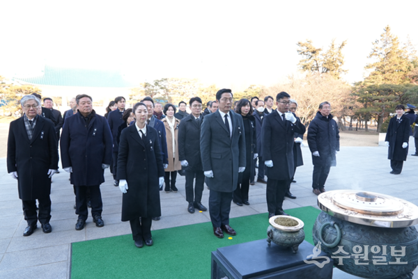 구재이 한국세무사회 회장(앞줄 가운데)이 3일 임원진들과 함께 국립 서울현충원을 참배하고 있다. (사진=한국세무사회)