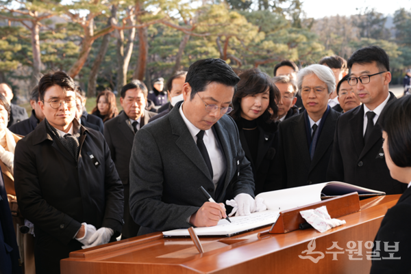 구재이 한국세무사회장이 국립 서울현충문 방명록에 "순국선열과 호국영령의 숭고한 뜻을 받들어 공공성 높은 세무전문가로서 사명을 다하겠다"는 글을 쓰고 있다. (사진=한국세무사회)