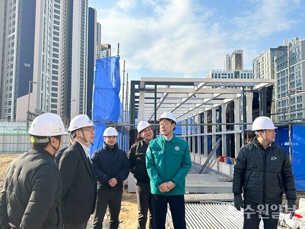 정명근 화성시장(오른쪽 두번째)이 관계자들과 함께 여울공원 지하주차장 건설현장을 점검하고 있다. (사진=화성시)