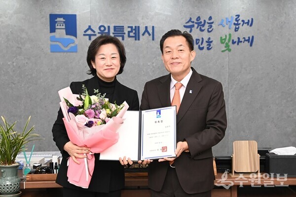 이재준 수원시장(오른쪽)이 김보미 수원시립합창단 예술감독에게 위촉장을 전달한 뒤 기념촬영을 하고 있다. (사진=수원시)