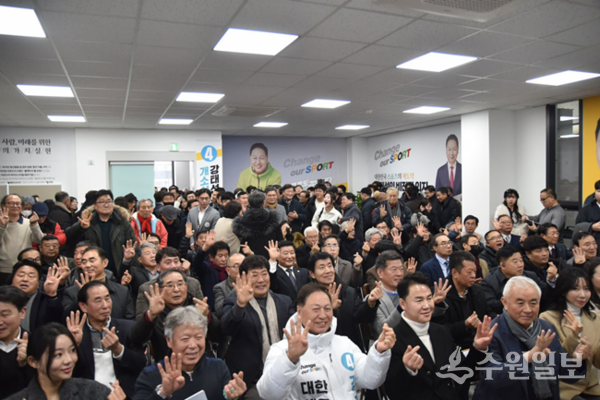 강태선 대한체육회장 후보(앞줄 가운데)가 500여 지지자와 서포터즈가 참석한 가운데 가진 선거캠프 ‘베이스캠프’ 개소식에서 함께 하고 있다. (사진=강태선 후보)