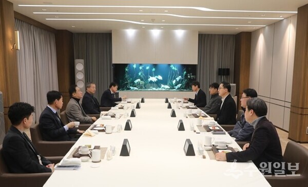 정장선 평택시장(왼쪽 세번째)이 6일 삼성전자 평택캠퍼스를 찾아 삼성전자 윤태양 글로벌 제조&인프라 총괄 등 부문별 임원진과 간담회를 갖고 있다. (사진=평택시)