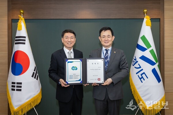김성중 경기도 행정1부지사(왼쪽)이 장영록 안성병원장에게 임명장을 전달한 뒤 기념촬영을 하고 있다. (사진=경기도)