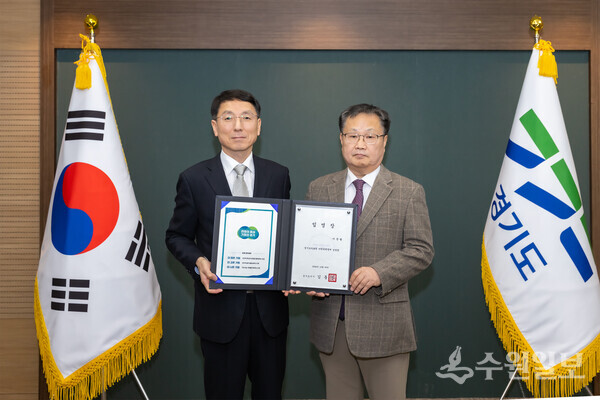 김성중 경기도 행정1부지사(왼쪽)이 이문형 이천병원장에게 임명장을 전달한 뒤 기념촬영을 하고 있다. (사진=경기도)
