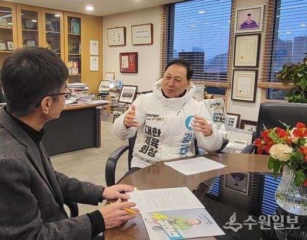 강태선 대한체육회장 후보(왼쪽)가 엄인용 수원일보 본부장과 인터뷰를 하고 있다. (사진=수원일보)