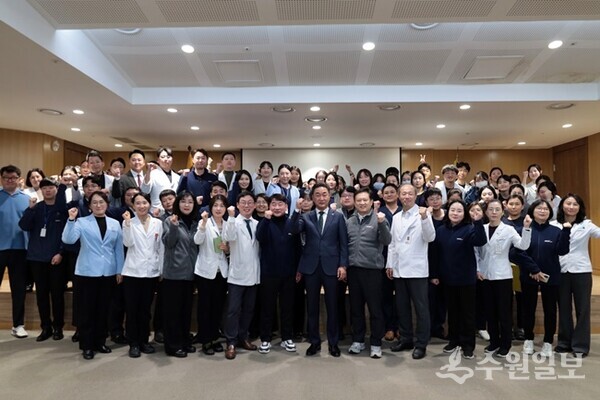 한국건강관리협회 경기도지부 직원들이 시무식을 가진 뒤 기념촬영을 하고 있다. (사진=건협 경기도지부)