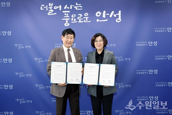 김보라 안성시장(오른쪽)이 6일 윤형주 한국해비타트 이사장과 업무협약을 체결한 뒤 기념촬영을 하고 있다. (사진=안성시)