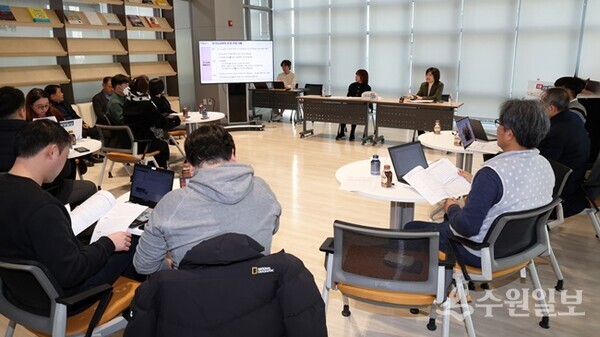 2024 유네스코 교육의 미래 국제포럼 성과 및 2025 국제교류협력 추진 방향을 논의중인 경기도 교육청 관계자들(사진=경기도교육청)