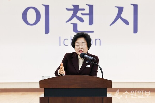 김경희 이천시장이 신년 기자회견을 가지면서 새해 비전을 발표하고 있다. (사진=이천시)