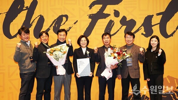 김보라 안성시장(가운데)이 ‘2025년 대한민국 퍼스트브랜드’ 대상을 수상한 뒤 관계자들과 기념촬영을 하고 있다. (사진=안성시)