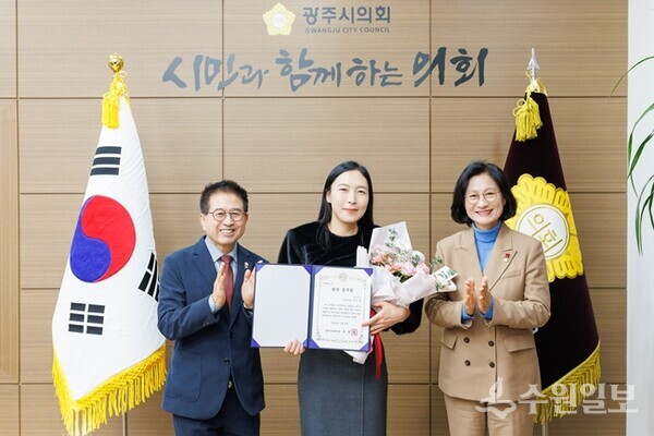 허경행 광주시의회 의장(왼쪽)이 1월의 칭찬릴레이 칭찬공무원으로 선정된 박근혜 홍보담당관 언론홍보팀장(가운데)에게 칭찬공무원 증서를 수여한 뒤 주임록 의원과 함께 기념촬영을 하고 있다. (사진=광주시의회)