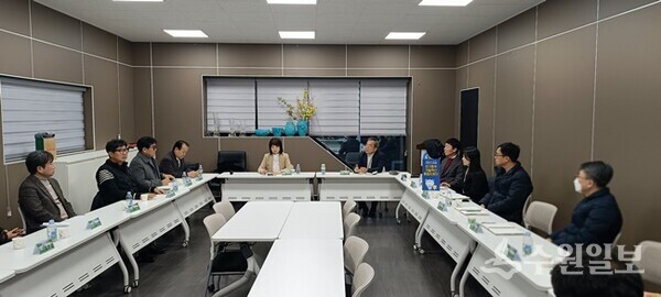 7일 광주시기업인협의회와의 정담회에서 경과원 정광용 균형기회본부장(가운데 우측)과 광주시 기업인들이 비상민생경제 대응을 위한 현장 소통을 진행하고 있다. (사진=경과원)