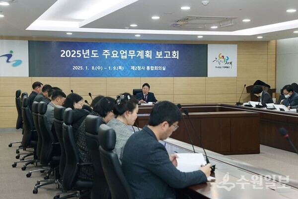 서태원 가평군수가 2025년 업무보고회를 주재하고 있다. (사진=가평군)