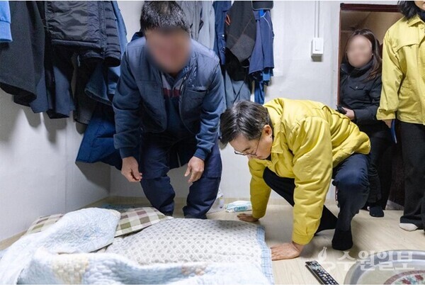 9일 오후 김동연 경기도지사가 수원시 팔달구 행궁동 주거취약세대 가정의 난방상태를 직접 확인하고 있다. (사진=경기도)