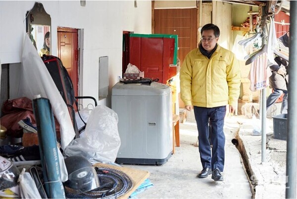 김동연 경기도지사가 수원시 팔달구 행궁동 에너지 취약계층의 애로사항 청취를 위해 현장방문을 하고있다. (사진=경기도)