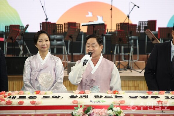9일 남양주체육문화센터 실내체육관에서 개최된 '2025년 신년 인사회'에서 주광덕 남양주시장이 부인과 함께 새해인사를 하고 있다. (사진=남양주시)