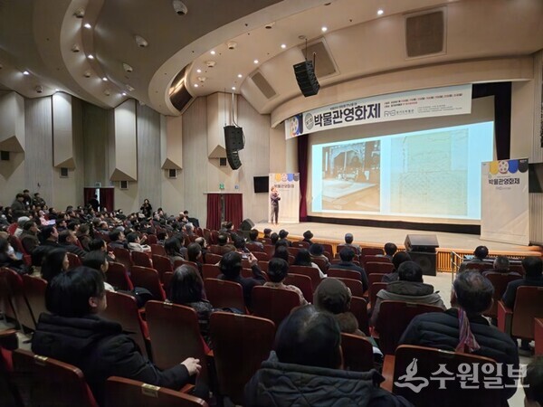 경기도박물관이 10일 '제1회 박물관영화제 개막식'에서 토크콘서트를 진행하고 있다. (사진=경기문화재단)
