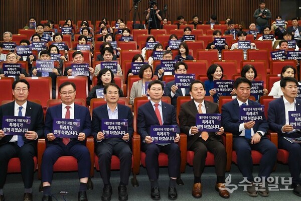지난해 10월 국회도서관에서 열린 특례시지원특별법 제정을 위한 국회 정책토론회에 5개 특례시장이 함께 하고 있다. 앞줄 왼쪽부터 정명근 화성시장, 홍남표 창원시장, 이동환 고양시장, 이상일 용인시장, 이재준 수원시장. (사진=용인시)