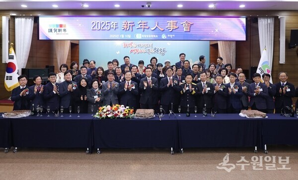 의왕상공회의소 '2025년 신년인사회'에서 김성제 의왕시장(왼쪽 8번째)을 비롯한 지역 내빈들이 기념촬영을 하고 있다. (사진=의왕시)