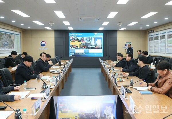 정명근 화성특례시장(왼쪽)이 13일 동탄인덕원선 12공구 현장사무실에서 열린 ‘화성시 철도사업 점검회의’를 주재하고 있다. (사진=화성시)