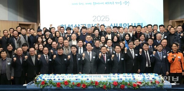 13일 화성상공회의소 신년인사회에서 정명근 화성특례시장(앞줄 가운데)을 비롯, 지역 내빈, 상의 회원사 대표 등이 기념촬영을 하고 있다. (사진=화성시)