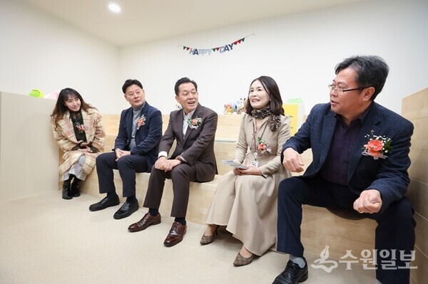 이재준 시장(가운데)과 참석자들이  ‘청개구리 연못'에서 이야기를 나누고 있다. (사진=수원시)