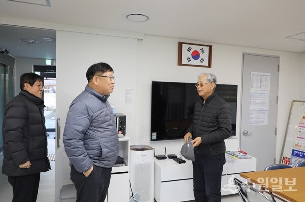 이상균 수원시 팔달구청장(가운데)이 13일 화서동 꽃뫼경로당을 방문, 김병규 회장(오른쪽)과 대화를 나누고 있다. (사진=팔달구)