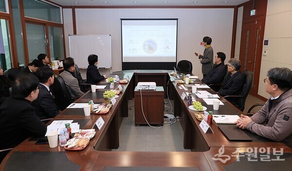 정장선 평택시장(왼쪽 앞줄 세번째)이 반도체 기업 ‘코스텍시스템’ 관계자의 회사설명을 경청하고 있다. (사진=평택시)