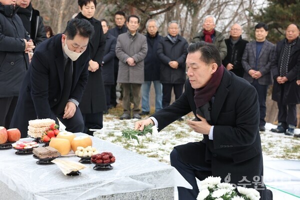 이재준 수원시장이 故 심재덕 전 수원시장 16주기 추모행사에서 헌화하고 있다. (사진=수원시)