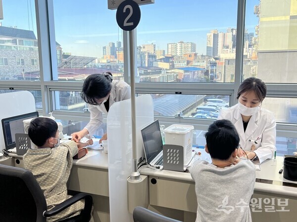 KH한국건강관리협회 경기도지부 관계자들이  ‘수원희망의집’ 아동을 대상으로 건강검진을 진행하고 있다. (사진=KH한국건강관리협회 경기도지부)