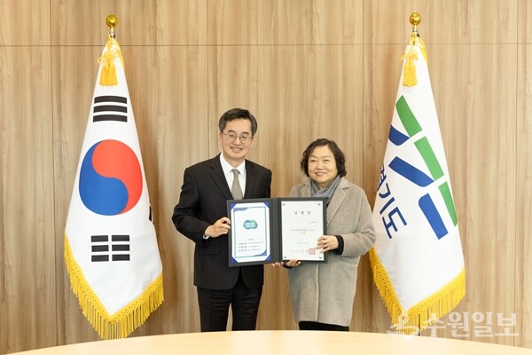 17일 오후 경기도지사 집무실에서 김동연 경기도지사와 인재근 경기도경제과학진흥원 이사장이 기념촬영을 하고 있다. (사진=경기도)