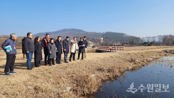 경기도의회 도시환경연구회 소속 위원들이 팔당수계 비점오염저감시설을 점검하고 있다. (사진=경기도의회)