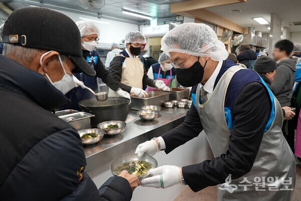 구재이 한국세무사회 회장(오른쪽)이 서울 강남구 하상장애인복지관에서 어르신들에게 일일히 떡국 배식 봉사활동을 벌이고 있다. (사진=한국세무사회)