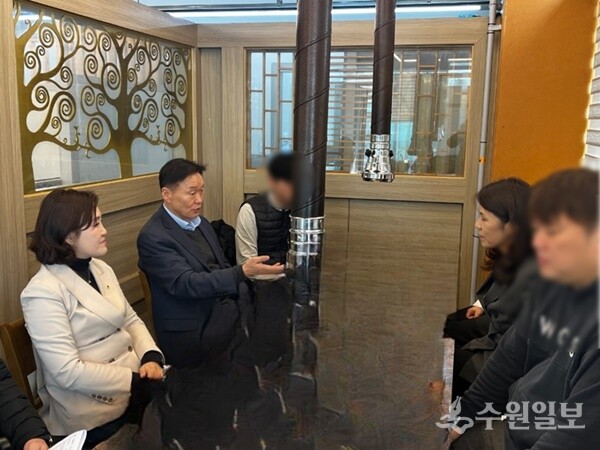 이계문 남양주도시공사 사장(왼쪽 두번째)이 오남체육문화센터에서 상반기 동호회 간담회를 갖고 있다. (사진=남양주도시공사)