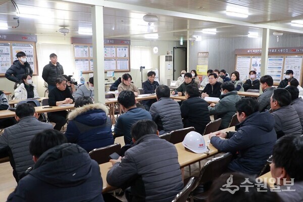 이상일 용인시장이 18일 경남아너스빌 디센트 건설 현장에서 공사관계자와 입주예정자들이 참석한 현장회의를 주재하고 있다. (사진=용인시)