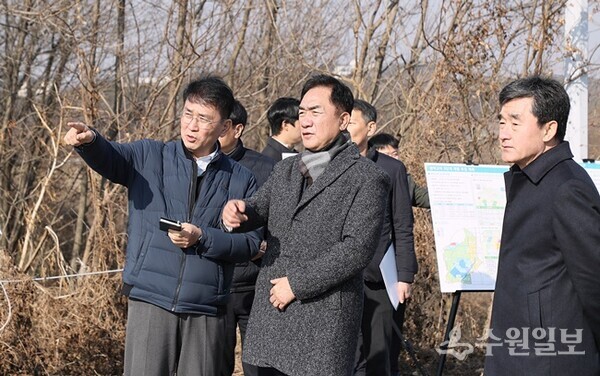 정장선 평택시장(가운데)이 고덕 국제화지구 알파탄약고 현장을 방문, 관계자로부터 설명을 듣고 있다. (사진=평택시)