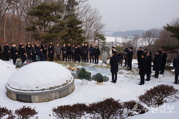용인 두창저수지 옆 야산 묘역에서 열린 심재덕 16주기 추모식. (사진=김우영)