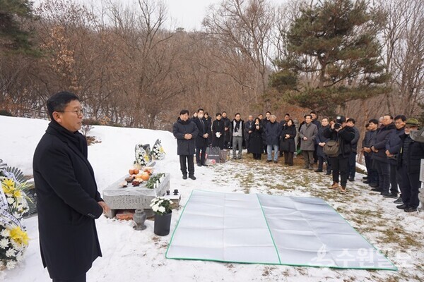 고 심재덕 시장 16주기에서 인사말을 하는 장남 심영찬 씨. 얼굴이 고인을 빼 닮았다. (사진=김우영)