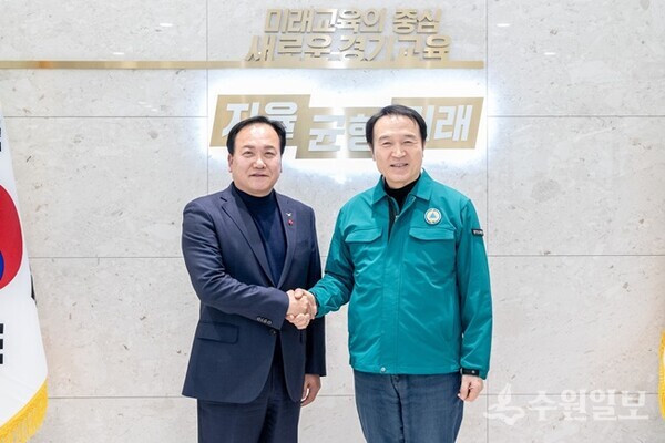 이권재 오산시장(왼쪽)이 지난 10일 임태희 경기도교육감을 만나 지역 미래교육사업 협력을 요청한 뒤 기념촬영을 하고 있다. (사진=오산시)