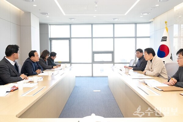 이권재 오산시장(왼쪽 두번째)이 경기도교육청을 방문, 임태희 교육감(오른쪽 두번째)과 오산시 교육현안사업에 대해 논의하고 있다. (사진=오산시)