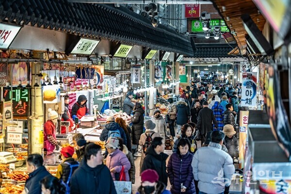 설 명절을 앞둔 수원의 한 전통시장이 많은 시민들의 발길로 북적이고 있다.(사진=수원시)