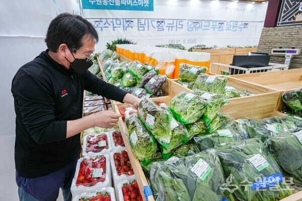 질 좋은 지역 농산물을 유통하는 수원로컬푸드직매장에서 상품을 손질하고 있는 모습.(사진=수원시)