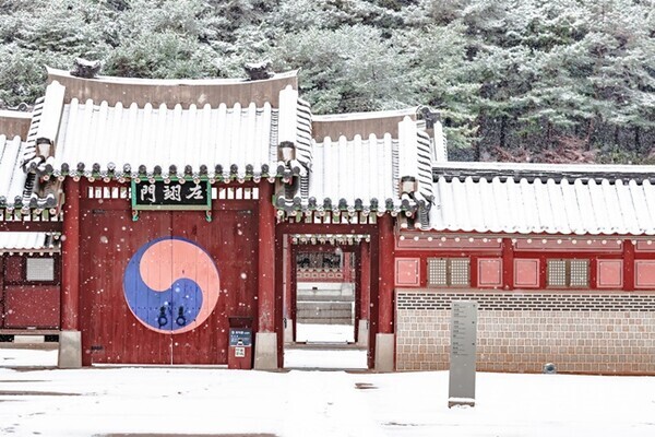 수원화성 화성행궁에 눈이 쌓인 풍경.(사진=수원시)