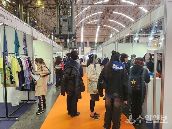 경기도와 경기도경제과학진흥원은 지난 16일까지 개최된 스페인 바르셀로나 텍스타일 엑스포 전시회에 참가해 392만 달러의 상담실적을 거뒀다. (사진=경과원)