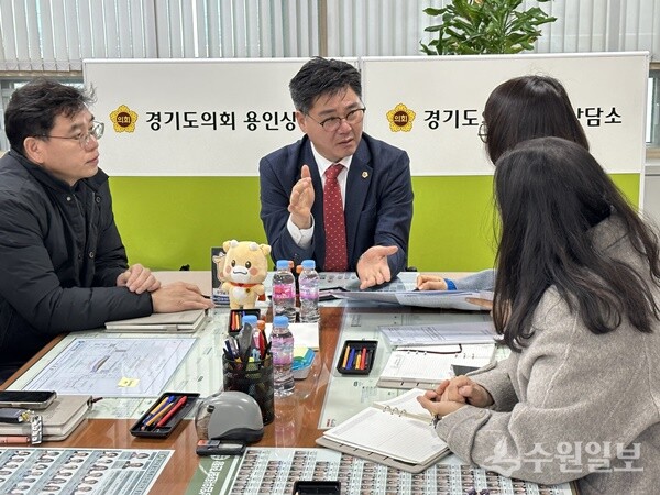 정하용 도의원(가운데)이 21일 경기도의회 용인상담소에서 관계 공무원들과 정담회를 갖고 있다. (사진=경기도의회) 