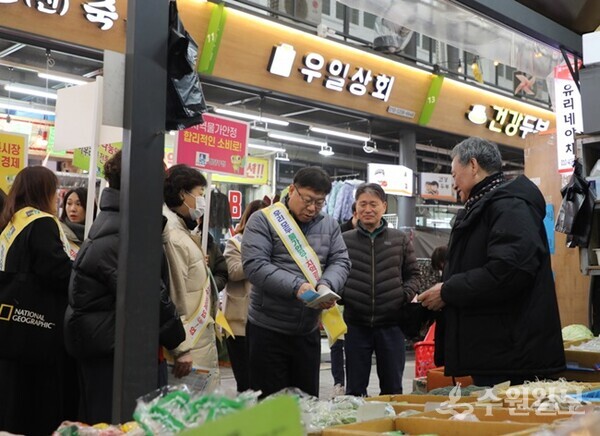 이상균 수원시 팔달구청장이 22일  화서시장에서  온누리 상품권으로 전통시장 대표상품을 구입하고 있다. (사진=수원시 팔달구)