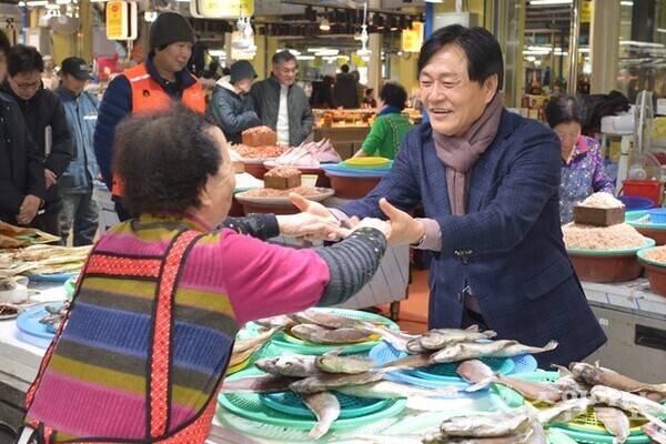박용철 강화군수가 설 명절을 앞두고 관내 전통시장을 방문, 상인과 인사를 나누고 있다. (사진=강화군)